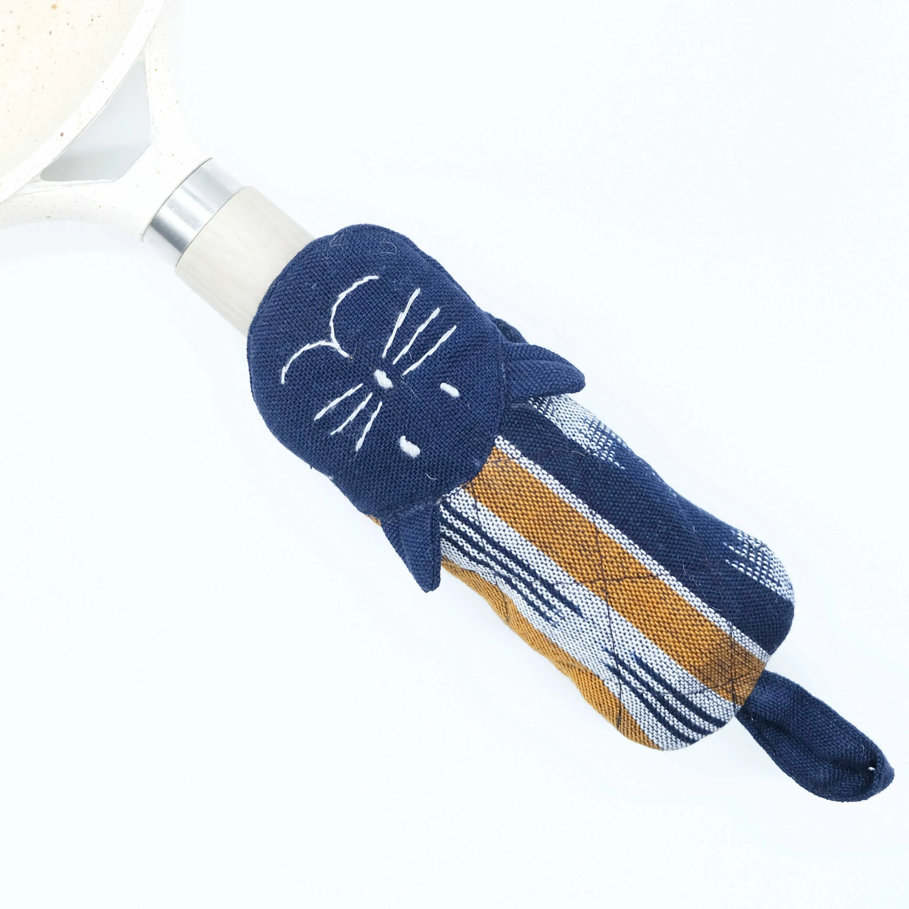 Adorable Cat-Shaped Pot Holder: Protect Your Hands with Style
