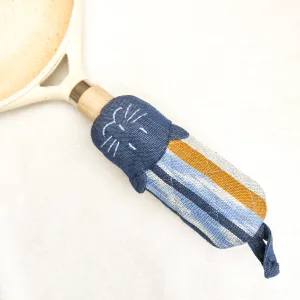 Adorable Cat-Shaped Pot Holder: Protect Your Hands with Style
