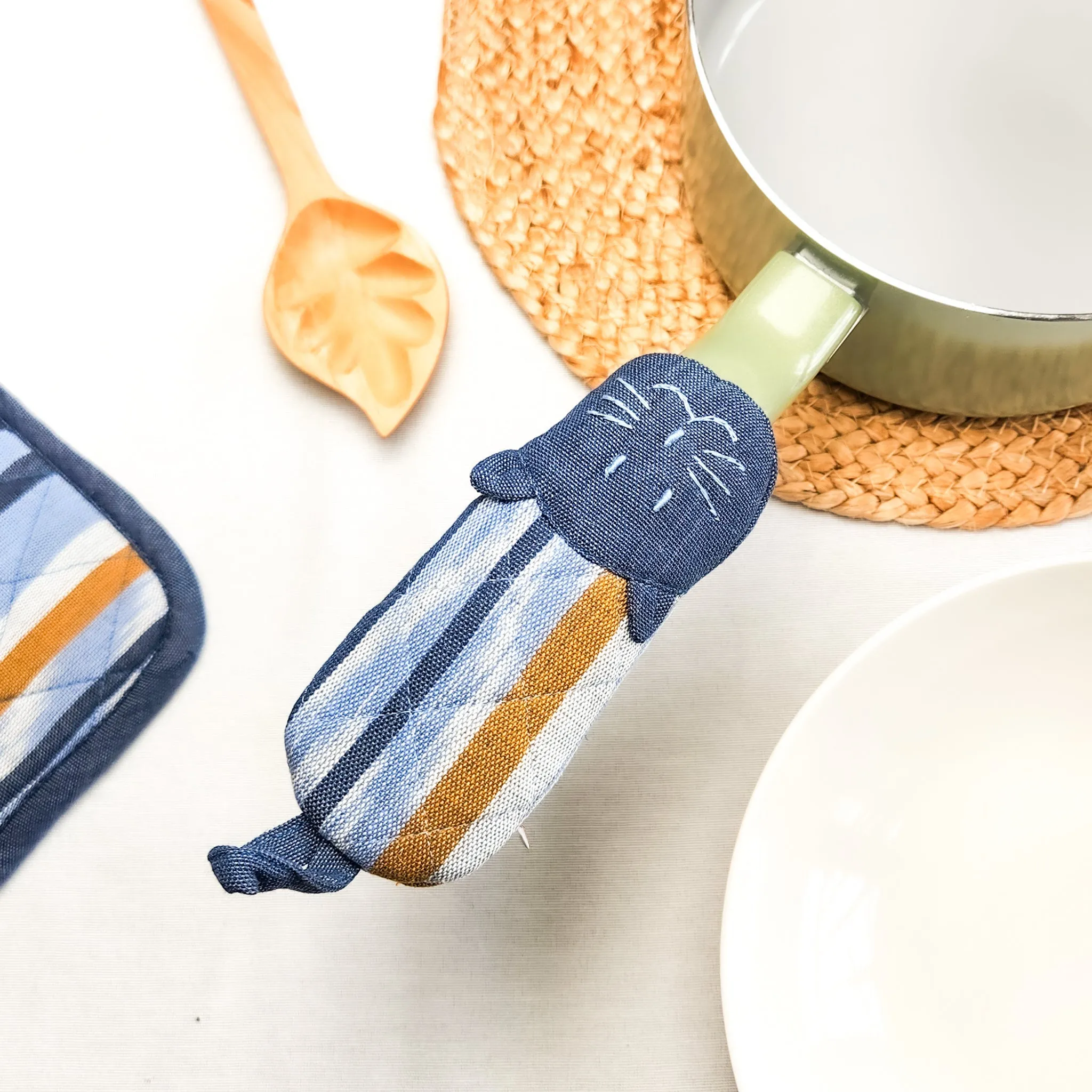 Adorable Cat-Shaped Pot Holder: Protect Your Hands with Style