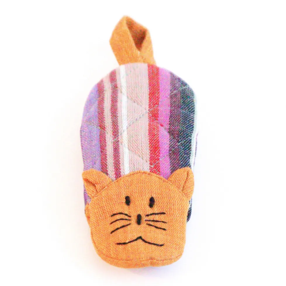 Adorable Cat-Shaped Pot Holder: Protect Your Hands with Style